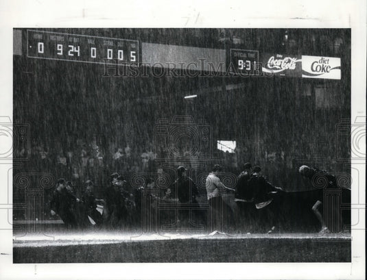 1989 Press Photo Indians ground crew members - cvb33900- Historic Images