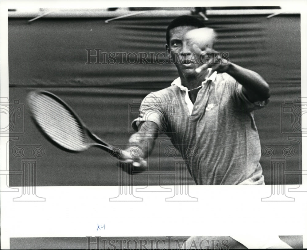 1983 Press Photo Roger Smith mens single winner concentrating on the ball- Historic Images