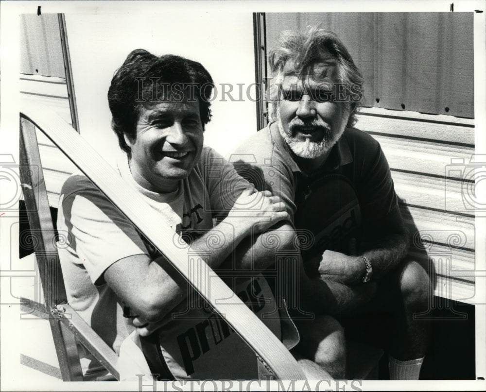 1982 Press Photo Lonnie Shorr With Singer Kenny Rogers In Clark Courts- Historic Images