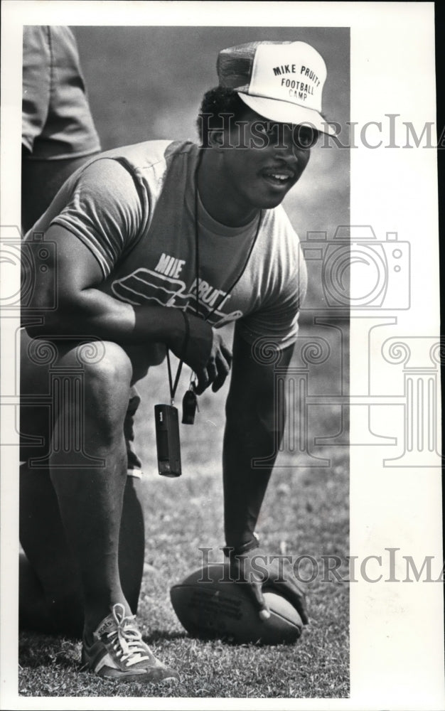 1981 Press Photo Mike Pruitt at Mike Pruitt 's Football Camp for Youths- Historic Images