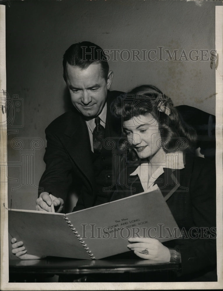 1945 Press Photo Coach Roy Wisecup &amp; daughter Mary Jane Shaw HS Basketball- Historic Images