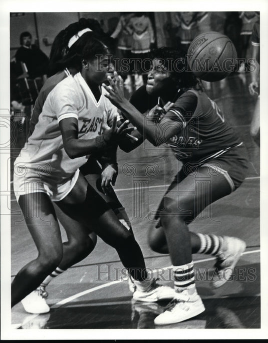 1987 Press Photo Marlo Morris drives to the basket stopped by Donece Smith- Historic Images