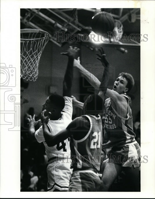 1990 Press PhotoBrian Hocevar right of St. Joe's battles for control of the ball- Historic Images