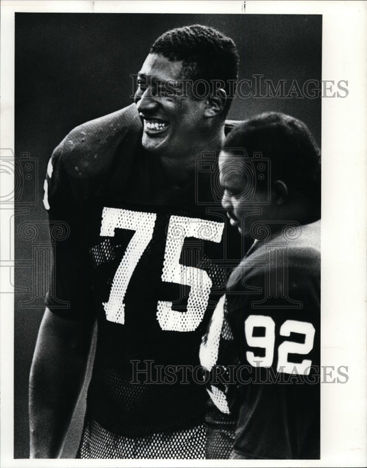 1988 Press Photo Chris pike towers over draft pick Michael Dean Perry- Historic Images