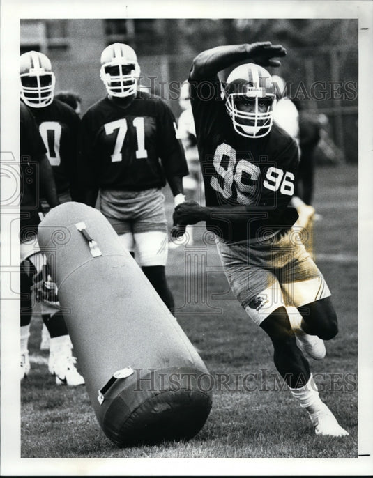 1989 Press Photo Andrew Stewart,defensive end,during practice with his teammates- Historic Images