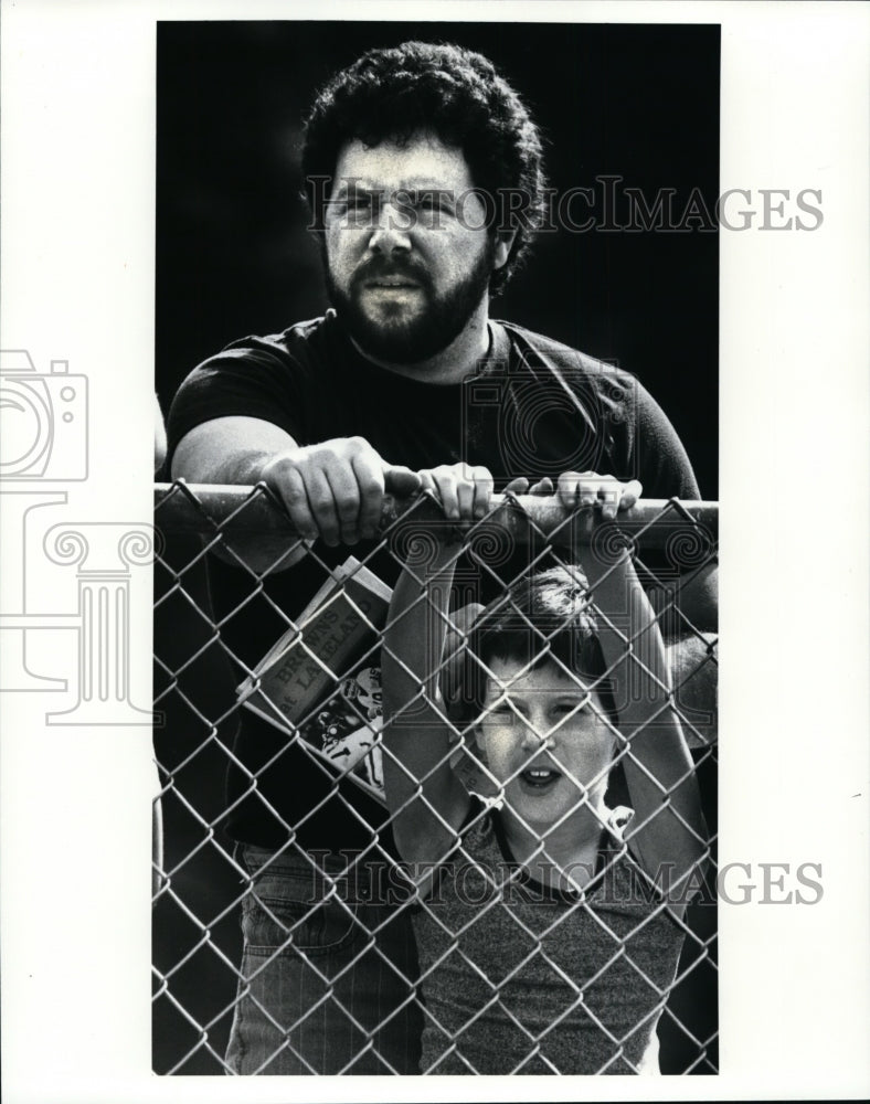 1988 Press Photo Keith Cohen and his son Keith Jr. watch the opening practice- Historic Images