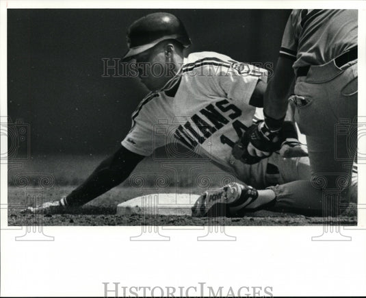 1990 Press Photo The Indians Jerry Browne steals second in the first game- Historic Images