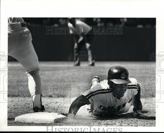 1990 Press Photo Jerry Brown is almost picked off diving back to 1st in bottom- Historic Images