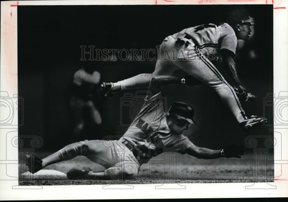 Press Photo Mariner Omar Vizquel breaks up a double play by Indians - cvb34417- Historic Images