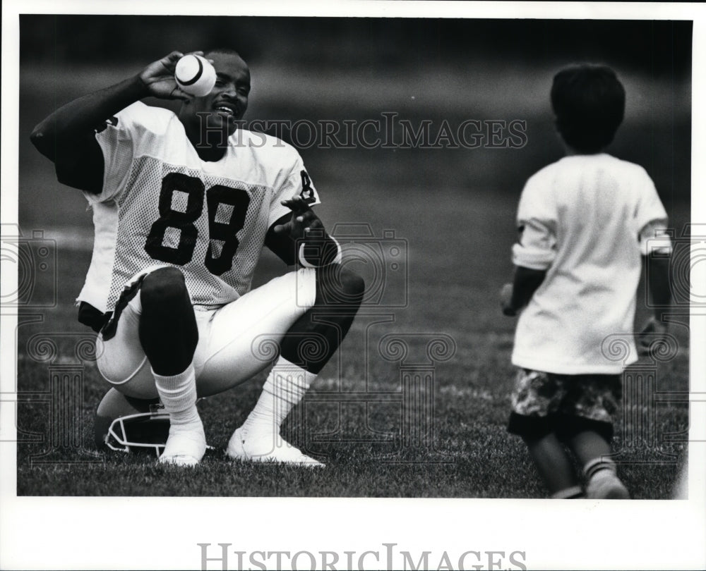 1989 Press Photo Receiver Reggie Langhorne plays catch with Brian Cleary- Historic Images