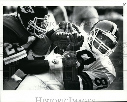 1986 Press Photo Reggie Langhorne is tackled by CB Greg hill after a 3 yrd. pass- Historic Images