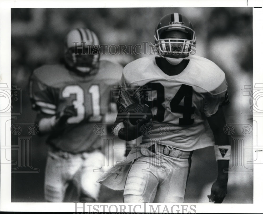 1989 Press Photo Webster Slaughter beats Jeff Donaldson for an 80 yds. TD pass- Historic Images