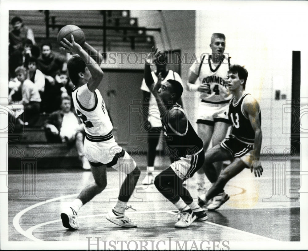 1987 Press Photo Mike Kermes and Tyrone Strong during basketball game- Historic Images