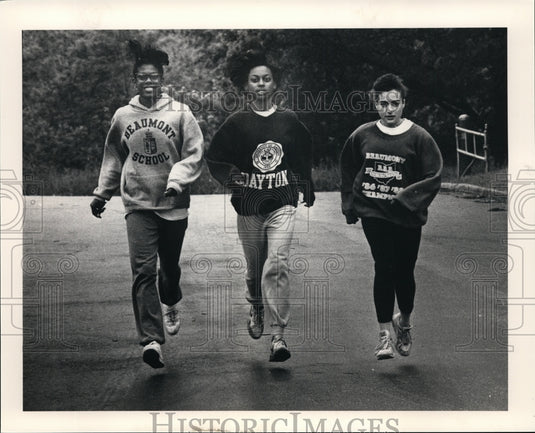 Press Photo Running team - cvb34533- Historic Images