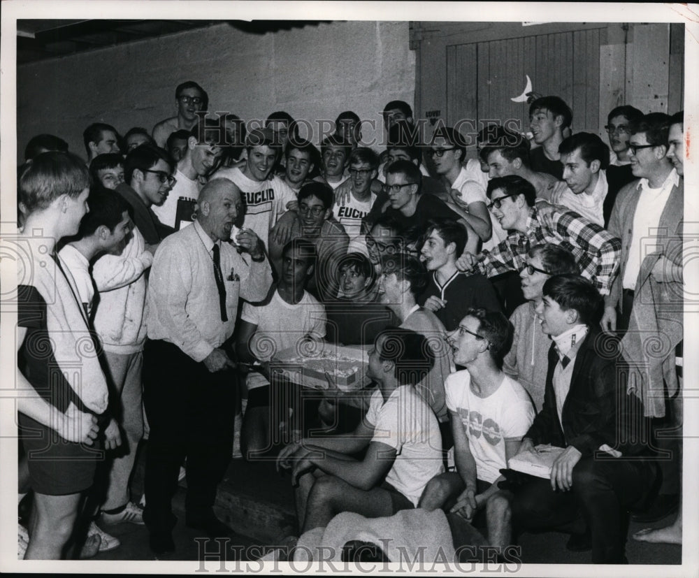 1969 Press Photo Euclid Trade Coach "Tommy" Thowfon - cvb34540- Historic Images