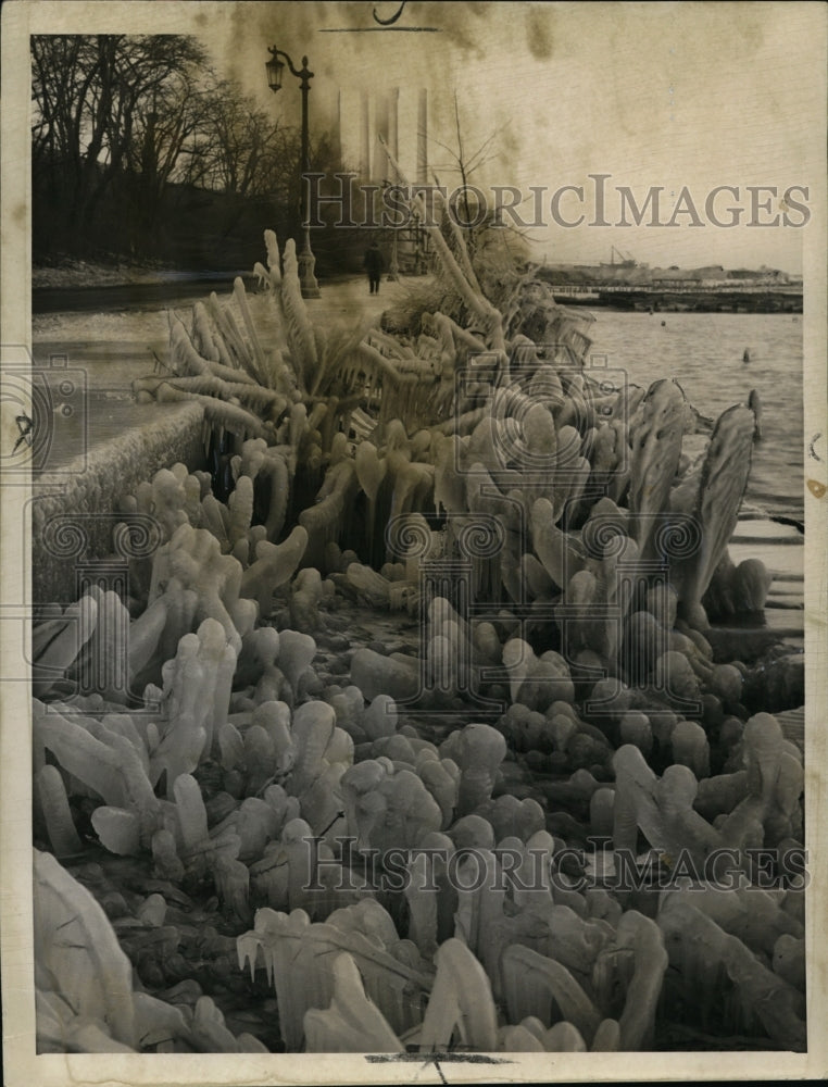 1938 Press Photo Lake Erie paints a picture in Gordon Park- Historic Images