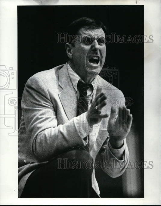 1986 Press Photo: Canisius Coach Nick Macarchuk tries to get his team moving.- Historic Images