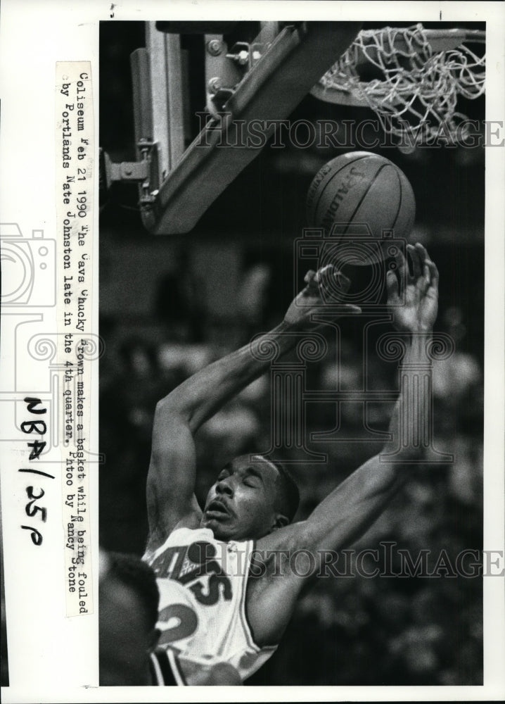 1990 Press PhotoThe Cavs Chuck Brown makes a basket while being fouled- Historic Images