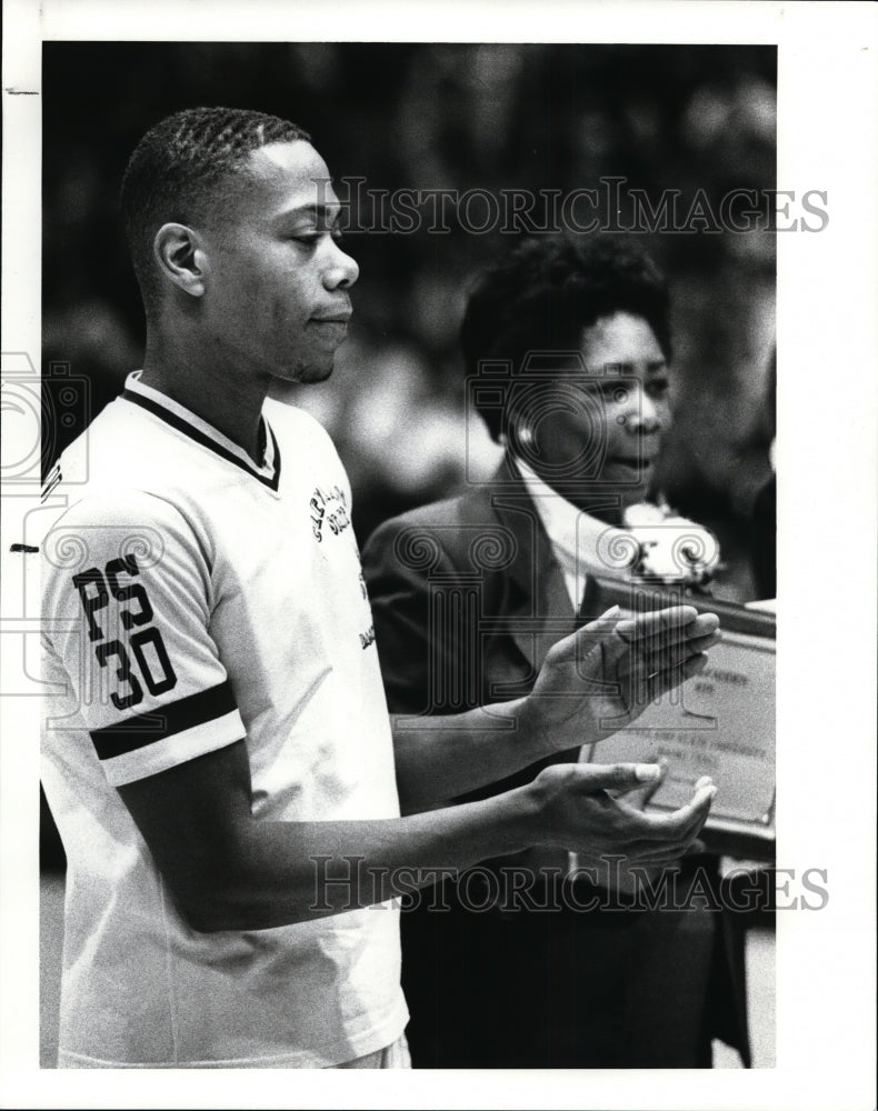 1989 Press Photo Ken McFadden w/ his mother at his jersey retiring ceremony- Historic Images