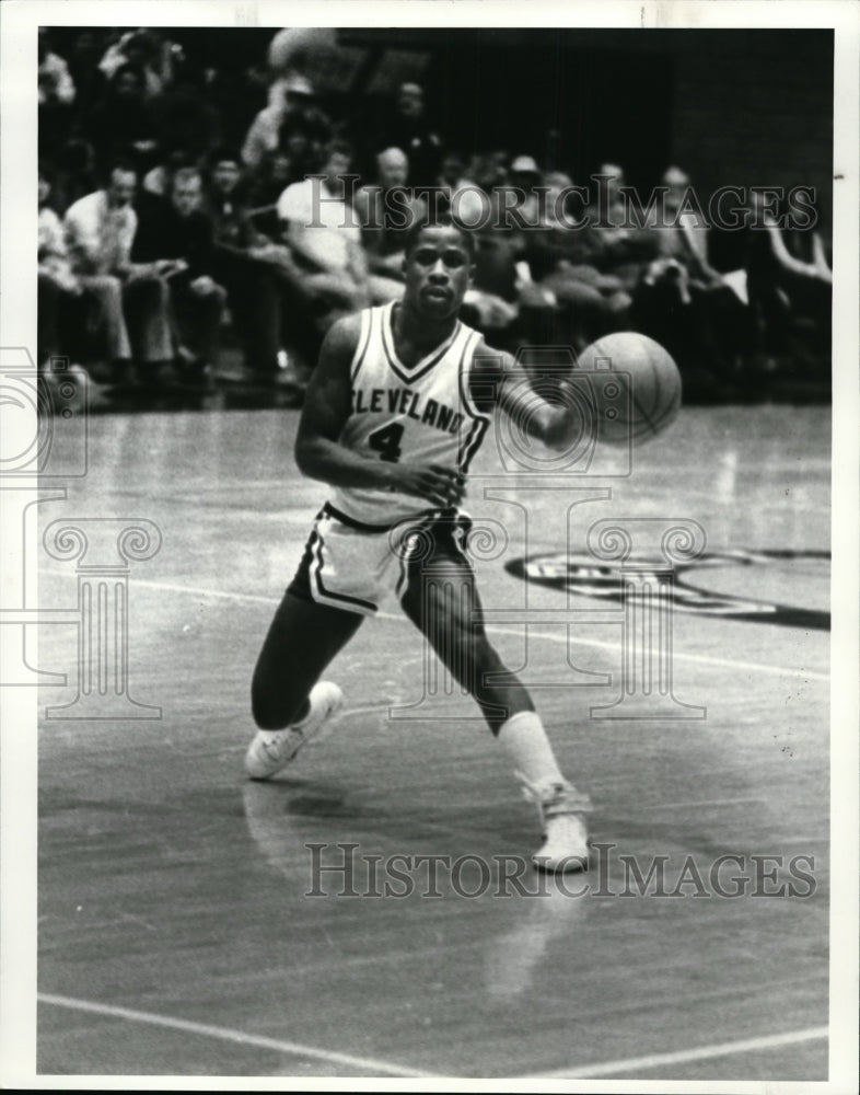 1984 Press Photo Cleveland State Guard Shawn Hood does some fancy ball handling- Historic Images