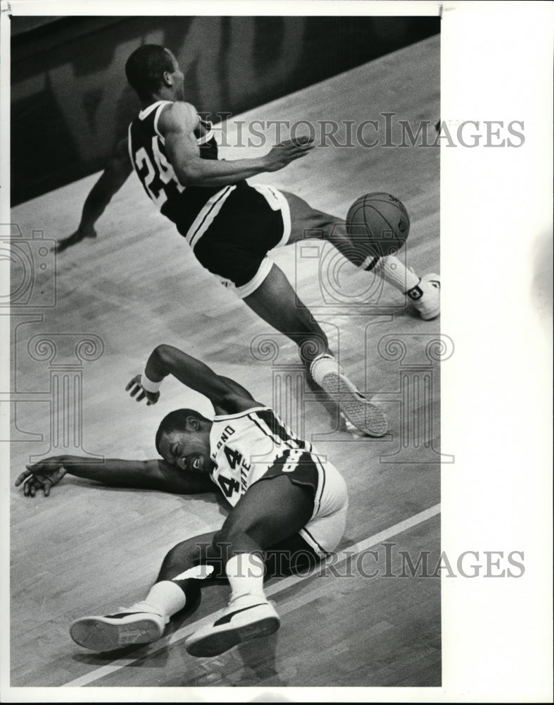 1985 Press Photo Larry Robbins collides with CSU Clinton Ransey - cvb35038- Historic Images