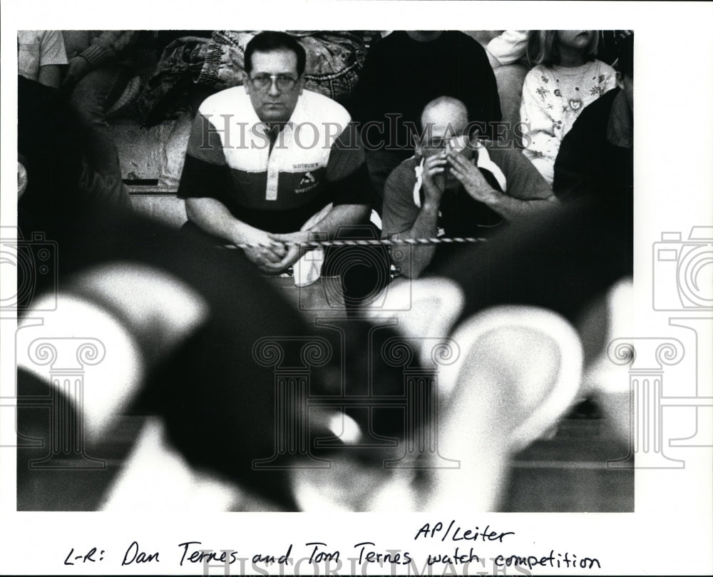 Press Photo Dan Ternes and Tom Ternes watch competition - cvb35290- Historic Images