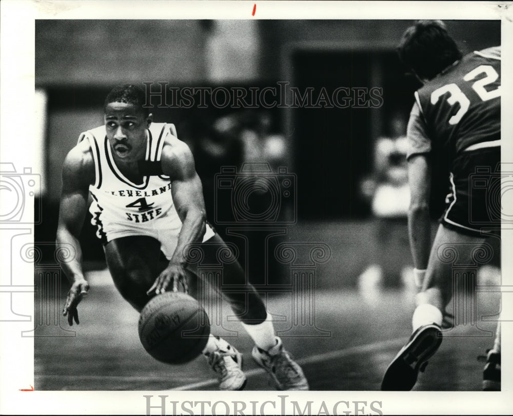 1987 Press Photo Shawn Hood and David Sysum-Basketball game - cvb35297- Historic Images