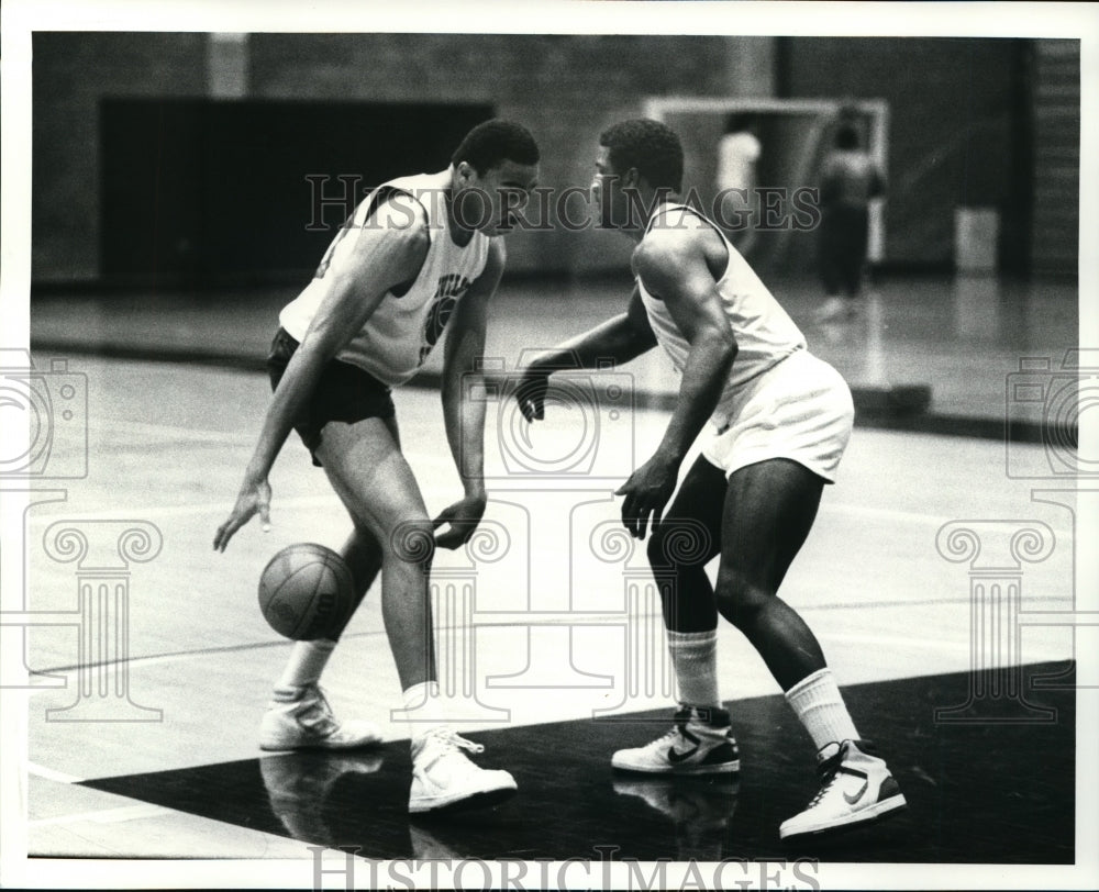 1987 Press Photo Vikings players Elgin Womack and Ray Salters-CSU Basketball- Historic Images