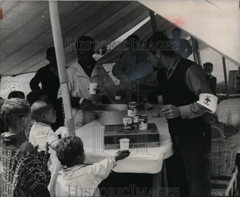 1963 Press Photo At the crossing point at Beni Drar, Algeria, the Red Cross- Historic Images