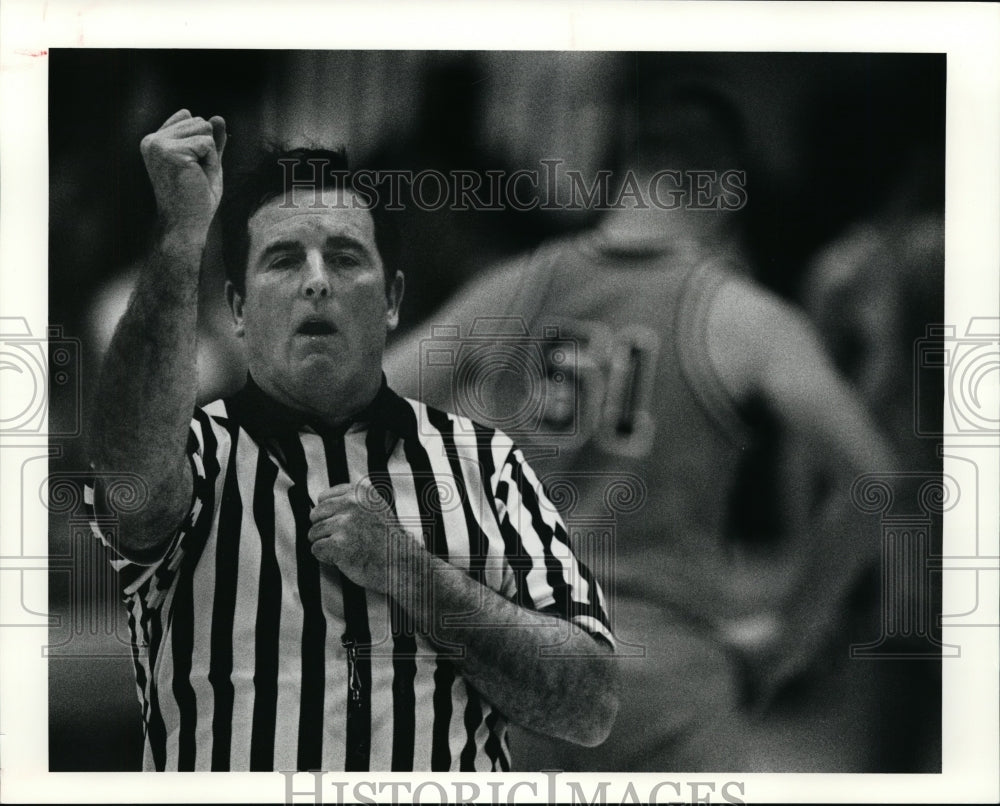 1990 Press Photo Coach John Gibbons Calls a Foul During his Off-season Job- Historic Images