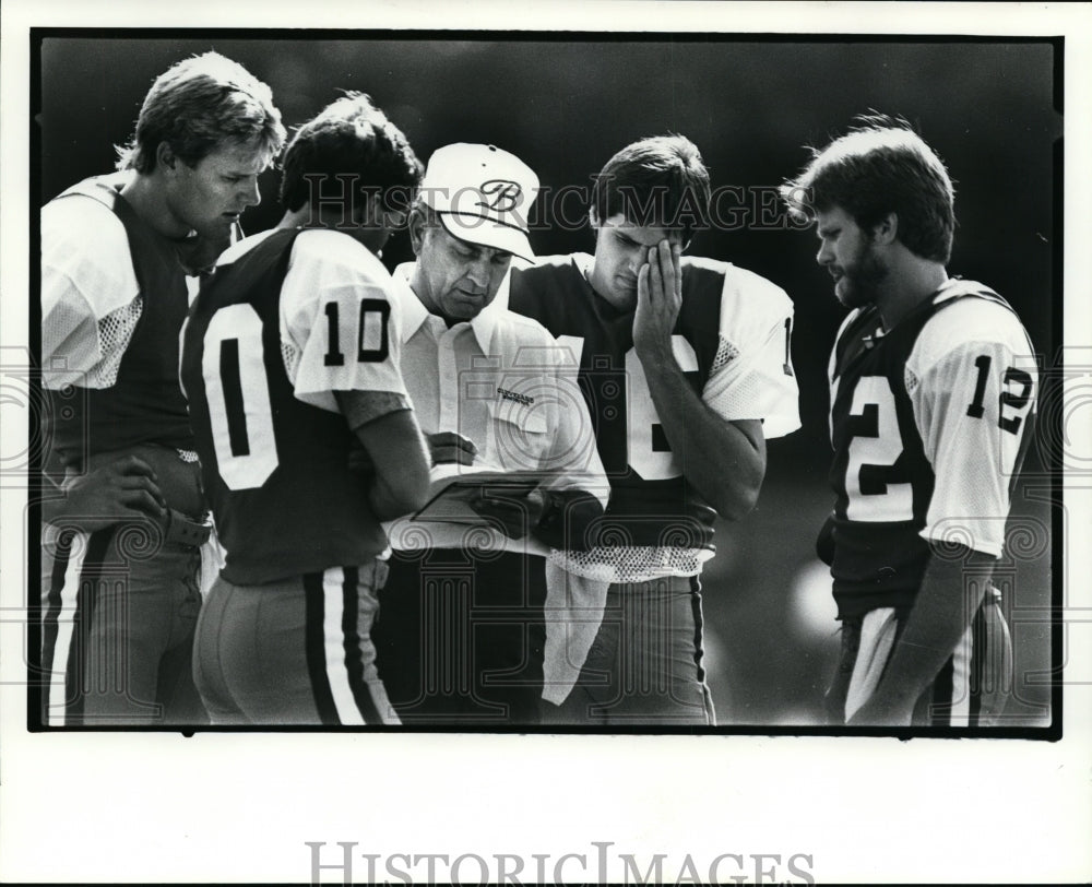 1984 Press Photo Joe Scannella talks with quarterbacks Terry Nugent - cvb35528- Historic Images