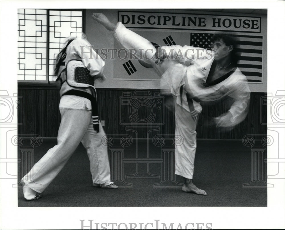 1990 Press Photo Joe Kim sweeps a kick over Mike Mignona &#39;s head - cvb35547- Historic Images