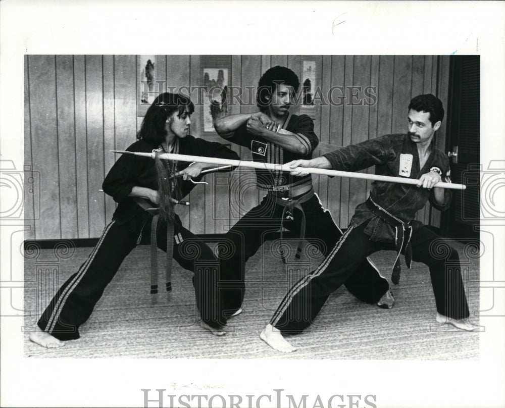 Press Photo Bill Di Carlo, spear, Charles Hamilton, broad sword, Ana Lima, sai- Historic Images