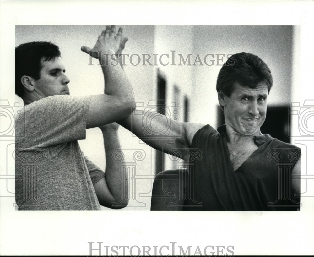 1986 Press Photo Gary Danielson Browns quarterback goes through training- Historic Images