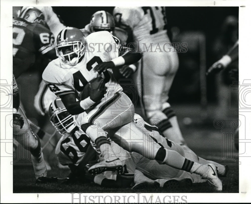 1988 Press Photo Tony Baker turns the corner for a long gain in the 3rd quarter- Historic Images