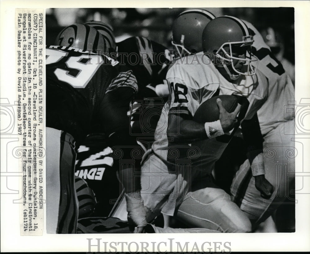 1987 Press Photo Gary Danielson Scrambles for No Gain at Riverfront Stadium- Historic Images