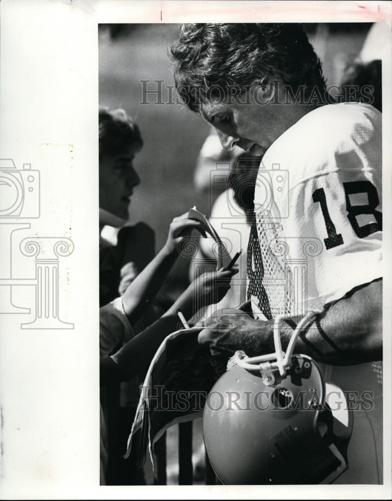 1985 Press Photo Gary Danielson signs autographs leaving the field - cvb35748- Historic Images