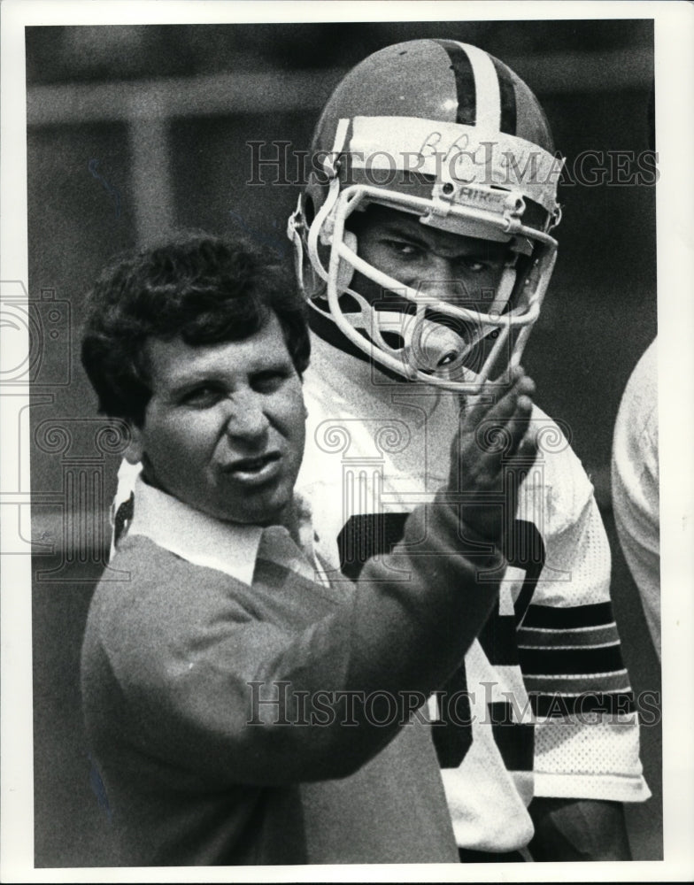 1983 Press Photo Joe Daniels receiver coach talks with draft pick Ron Brown- Historic Images