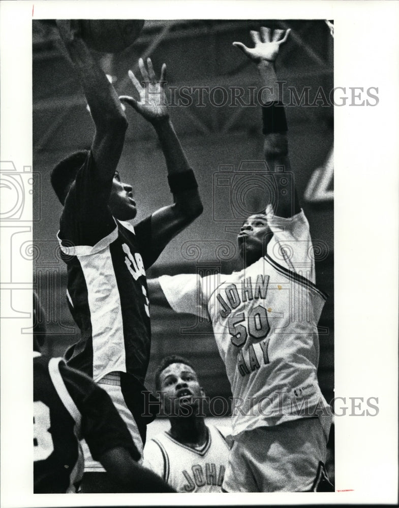 1990 Press Photo Warrensville Hts. Maurice Greene shoot over Rodney Axson- Historic Images