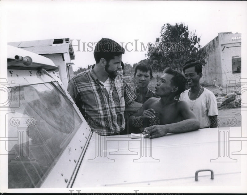 Load image into Gallery viewer, 1968 Press Photo Oliver Davidson in Vietnam - cvb38009
