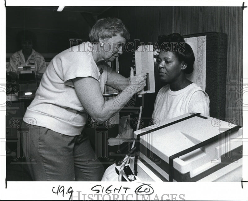 Load image into Gallery viewer, 1989 Press Photo Eye Disease - Glaucoma Screening - cvb38189
