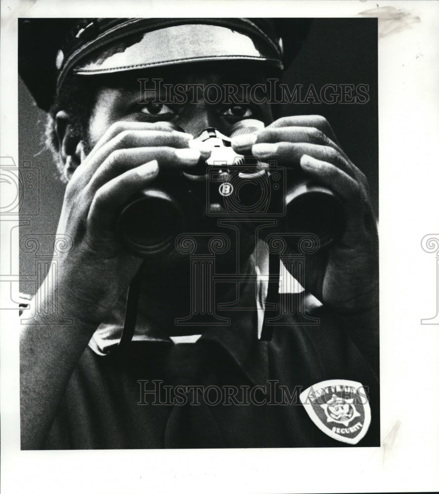 1989 Press Photo Andy Frain security guard Tony Moore uses binocular- Historic Images