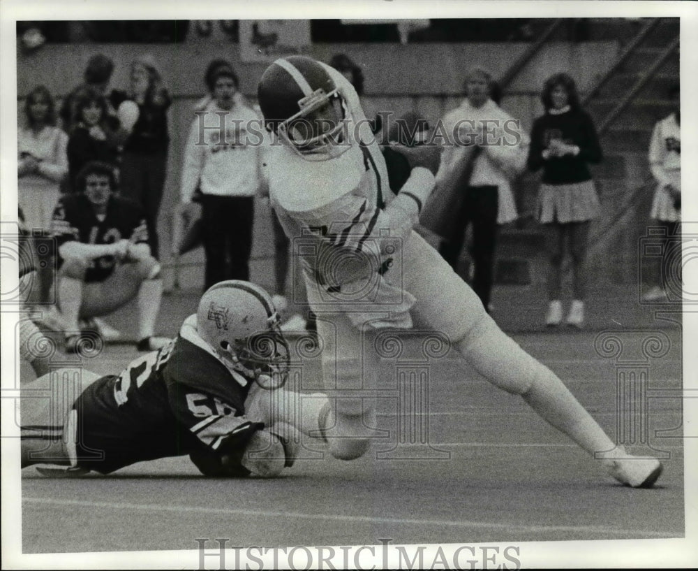 1982 Press Photo Bob Rodriguez linebacker BW sacks QB Kevin Reed of Capitol- Historic Images