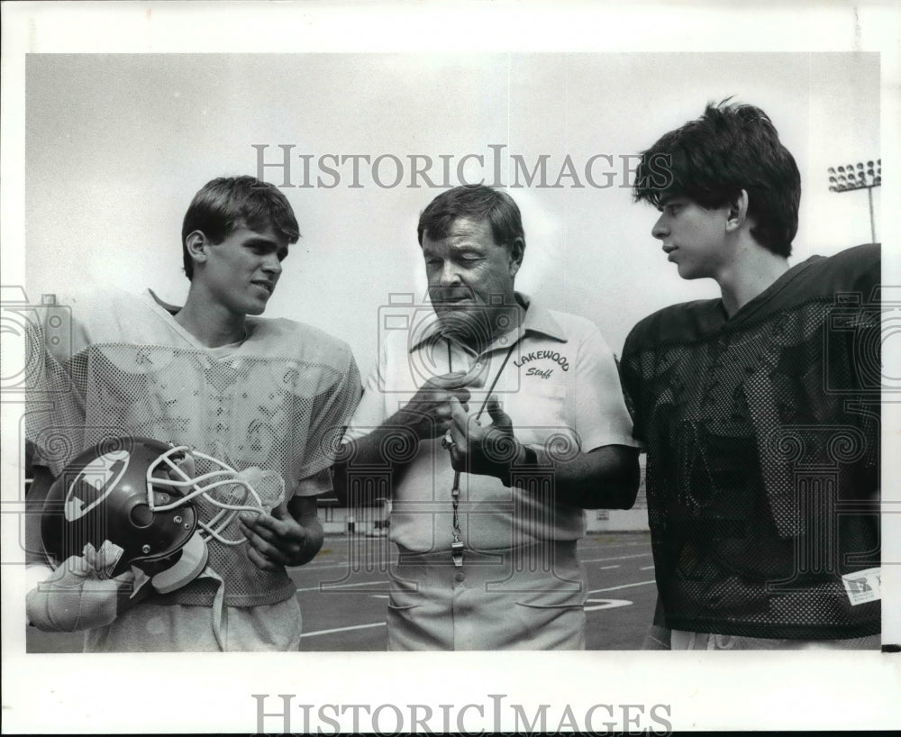 1989 Press Photo Jeff Deja, Brian Burke, Coach Phil Edah- Lakewood High Footbal- Historic Images