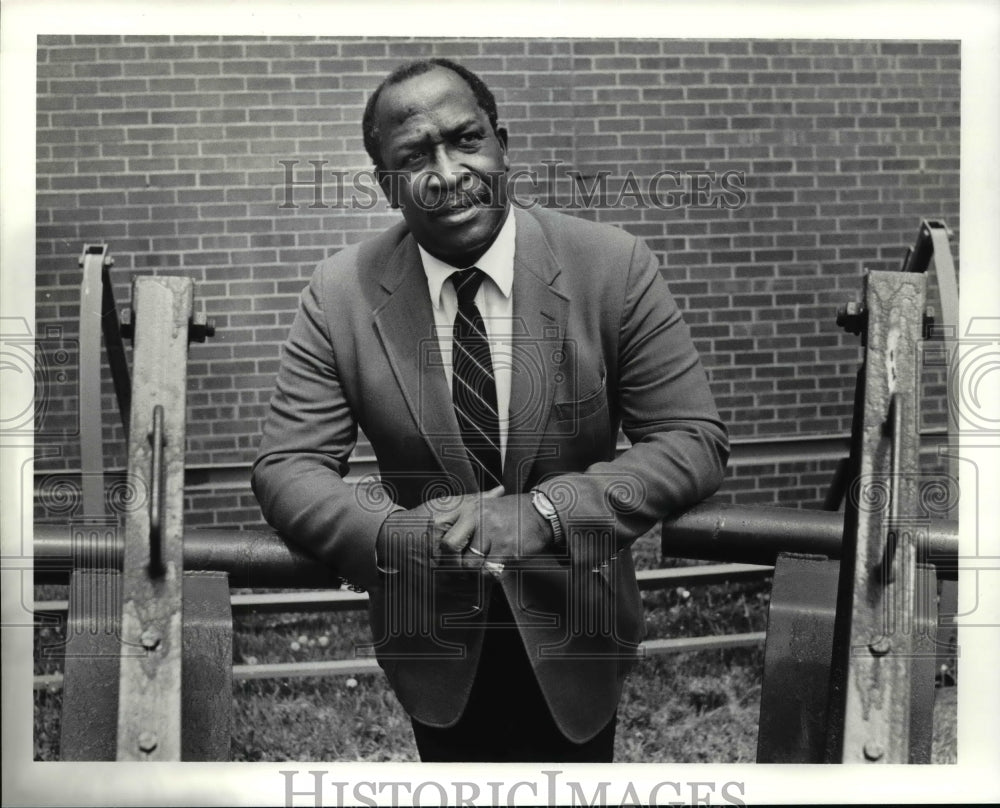 1990 Press Photo John Hay Football coach William Harris to retire - cvb38978- Historic Images