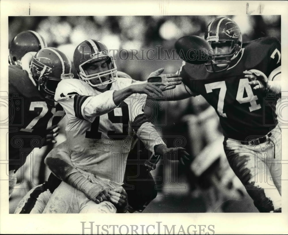 1985 Press Photo Bernir Kosar throws the ball incomplete defended by Buffalo- Historic Images