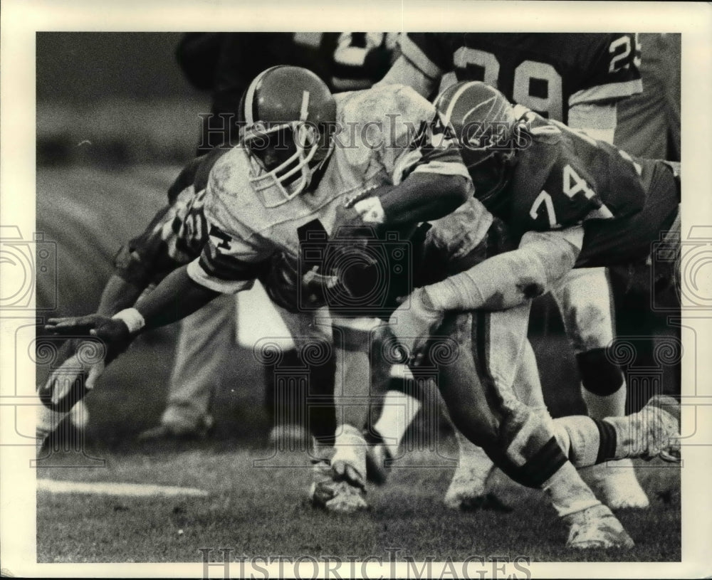 1985 Press Photo Ernest Byner gain 17yrds for 1st down on a 3rd quarter- Historic Images