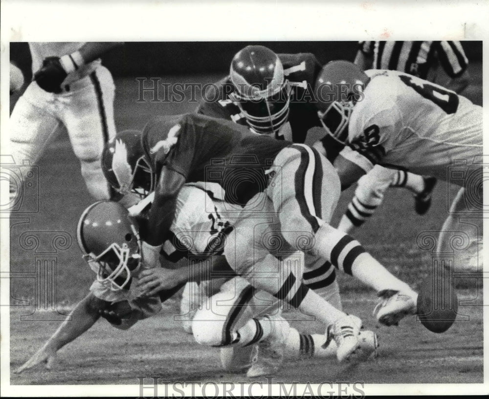 1985 Press Photo Browns QB Bernie Kosar is stripped of the ball - cvb38987- Historic Images
