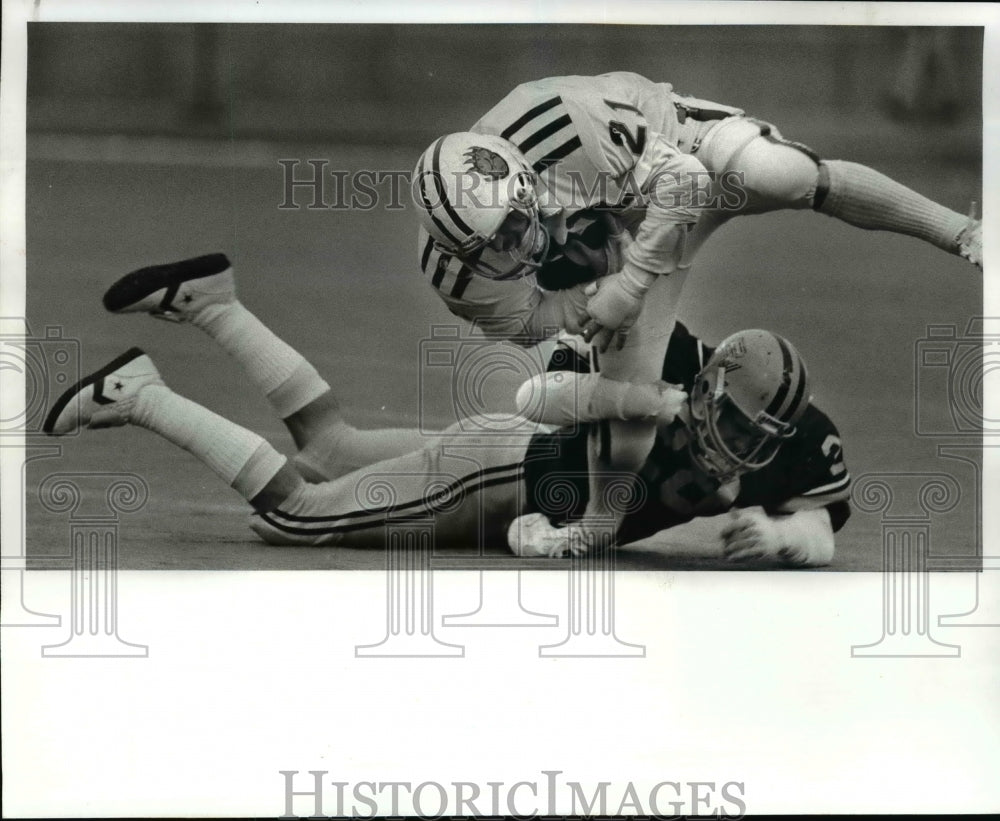 1982 Press Photo Chuck Carmichael, 28, makes an open field tackle on Mike Ford- Historic Images