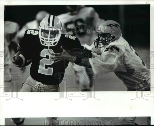 1986 Press Photo Vince Funari is forced out of bounds by a John Carroll player- Historic Images